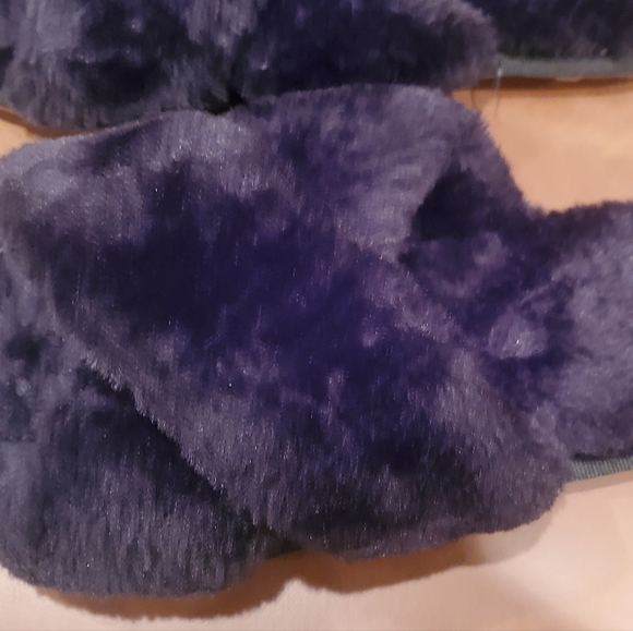 Fuzzy black slipper slides - Picture 4 of 6